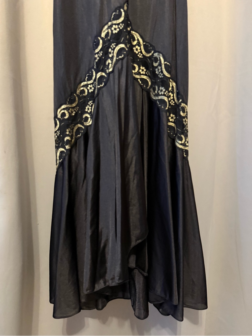 Vintage Lady Cameo Dallas Black Slip with Gold Accents Size Medium - Picture 10 of 13